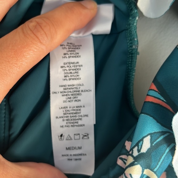 Ruffle cap sleeve, plunging V neckline, vintage, inspired floral onepiece suit. - Picture 4 of 6